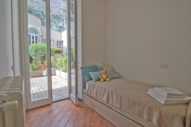 rear twin bedroom (single + pull-out)